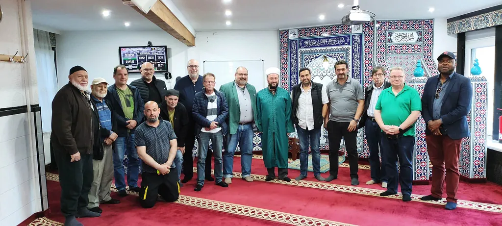 Männergruppe besucht Moschee