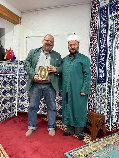 Männergruppe besucht Moschee.