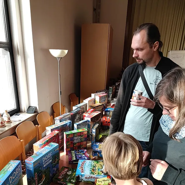 Menschen die sich Brettspiele anschauen