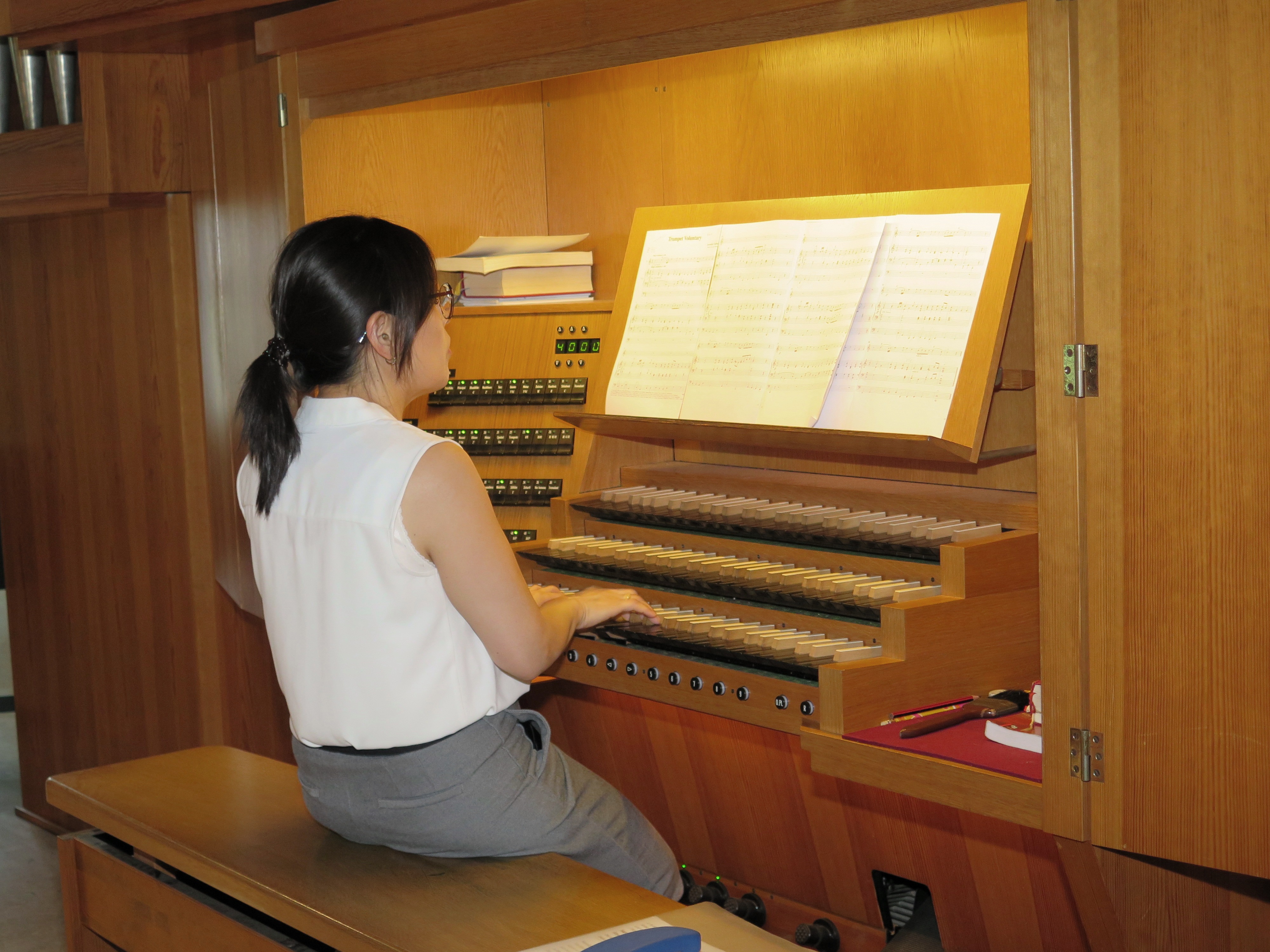 Kantorin an der Orgel